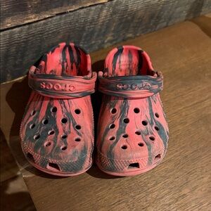 CROCS Kids' red and Black Swirl Clogs